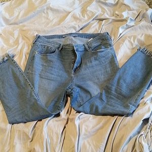 Size 16 old navy rockstar mid-rise w/ frayed ends